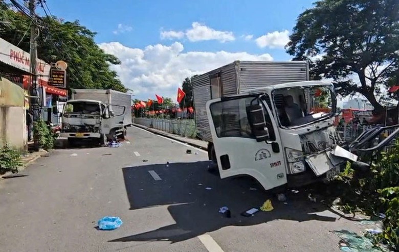 Hiện trường vụ tai nạn khiến t&agrave;i xế hai xe tải kẹt trong cabin.