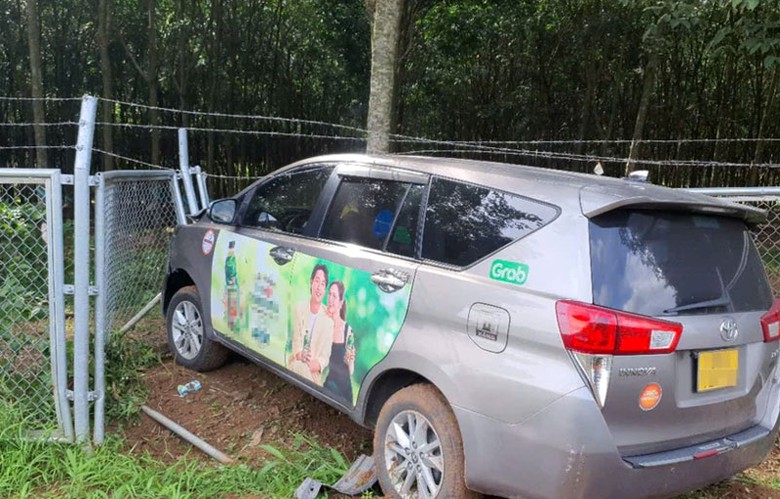 &Ocirc; t&ocirc; 7 chỗ mất l&aacute;i lao ra khỏi cao tốc Phan Thiết - Dầu Gi&acirc;y.