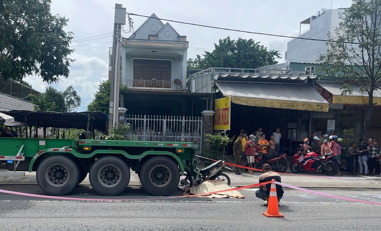 B&igrave;nh Dương: Xe m&aacute;y t&ocirc;ng đu&ocirc;i xe đầu k&eacute;o, một người tử vong- Ảnh 1.