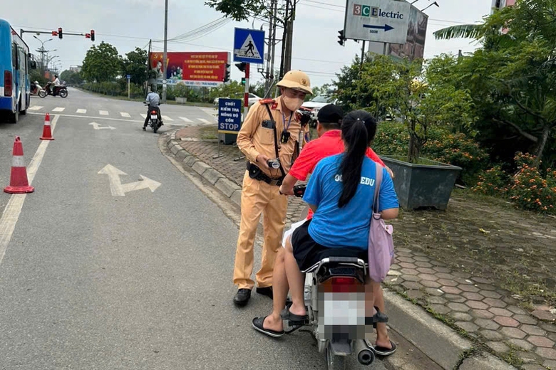 H&agrave; Nội: CSGT lập chốt tr&ecirc;n đường li&ecirc;n x&atilde;, nhiều "ma men" bị phạt nặng- Ảnh 1.