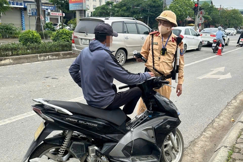 H&agrave; Nội: CSGT lập chốt tr&ecirc;n đường li&ecirc;n x&atilde;, nhiều "ma men" bị phạt nặng- Ảnh 3.