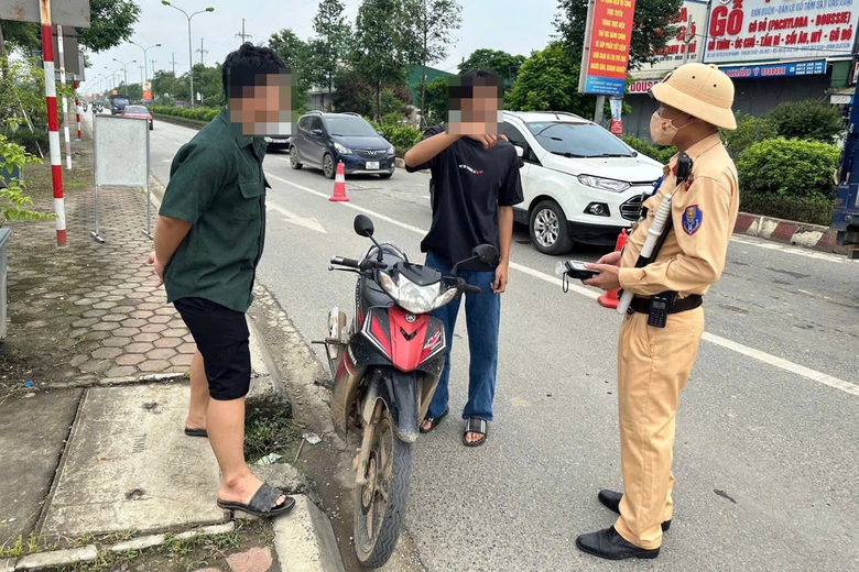 H&agrave; Nội: CSGT lập chốt tr&ecirc;n đường li&ecirc;n x&atilde;, nhiều "ma men" bị phạt nặng- Ảnh 2.