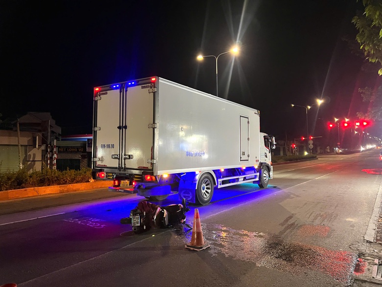 B&igrave;nh Dương: T&ocirc;ng đu&ocirc;i xe tải đang dừng chờ đ&egrave;n đỏ, nam c&ocirc;ng nh&acirc;n tử vong- Ảnh 1.