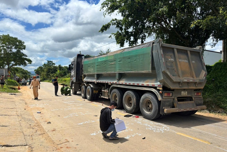 Danh t&iacute;nh bốn học sinh thương vong sau c&uacute; va chạm giữa xe đạp điện v&agrave; xe đầu k&eacute;o- Ảnh 2.