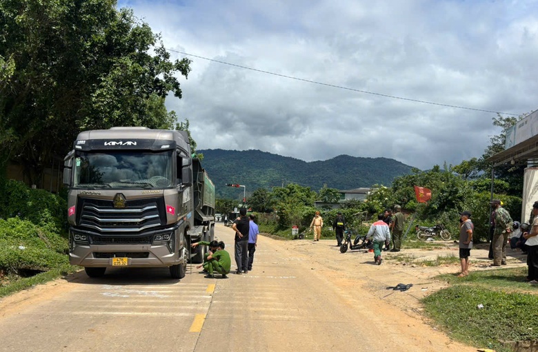 Danh t&iacute;nh bốn học sinh thương vong sau c&uacute; va chạm giữa xe đạp điện v&agrave; xe đầu k&eacute;o- Ảnh 1.