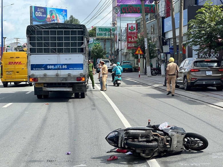 Xe m&aacute;y va chạm xe tải chạy c&ugrave;ng chiều, người phụ nữ ng&atilde; xuống đường, tử vong- Ảnh 1.