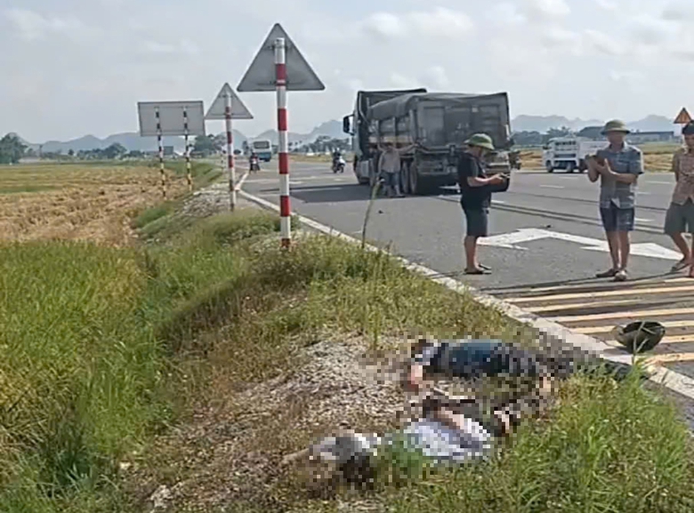 Xe đầu k&eacute;o h&uacute;c bay xe m&aacute;y tại ng&atilde; tư, 2 người tử vong- Ảnh 1.