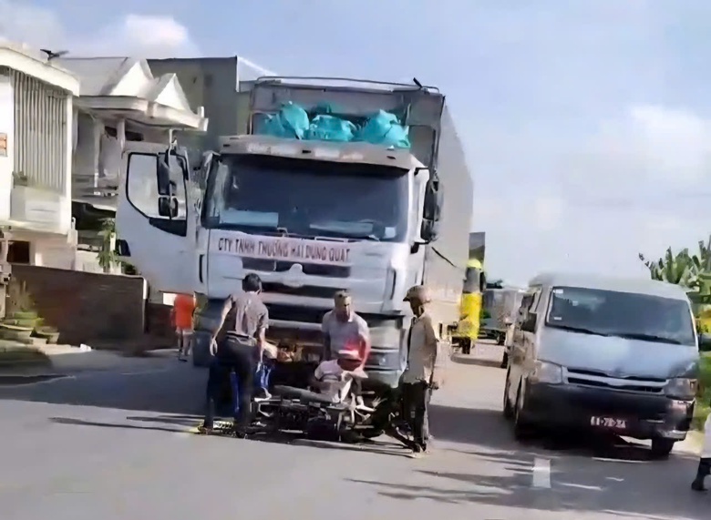 Tai nạn liên hoàn 3 xe tải chở dăm gỗ và xe máy trên QL1 qua Quảng Ngãi, giao thông ùn tắc- Ảnh 1. Tai nạn liên hoàn 3 xe tải chở dăm gỗ và xe máy trên QL1 qua Quảng Ngãi, giao thông ùn tắc- Ảnh 1.