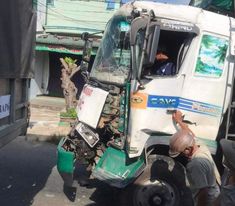 Tai nạn liên hoàn 3 xe tải chở dăm gỗ và xe máy trên QL1 qua Quảng Ngãi, giao thông ùn tắc- Ảnh 3. Tai nạn liên hoàn 3 xe tải chở dăm gỗ và xe máy trên QL1 qua Quảng Ngãi, giao thông ùn tắc- Ảnh 3.