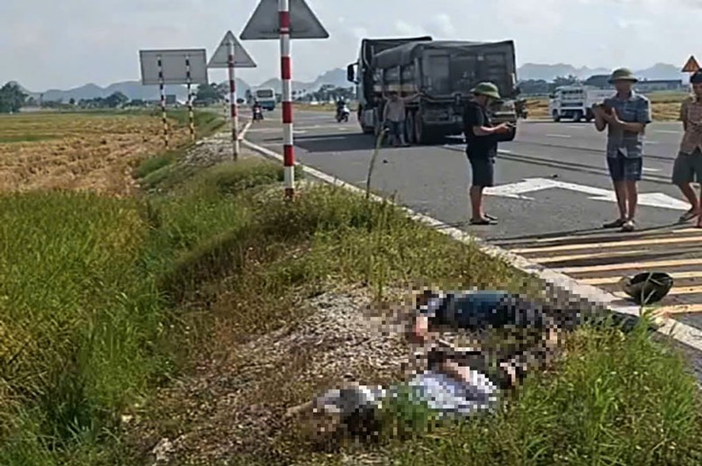 C&uacute; đ&acirc;m mạnh khiến 2 người đi xe m&aacute;y văng ra vệ đường, tử vong tại chỗ.