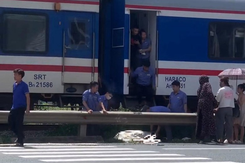 Sau tai nạn, tổ c&ocirc;ng t&aacute;c tr&ecirc;n t&agrave;u đ&atilde; phối hợp để đưa thi thể nạn nh&acirc;n ra ngo&agrave;i.