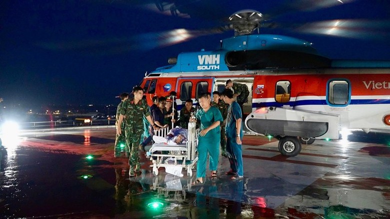Trực thăng bay xuy&ecirc;n đ&ecirc;m đưa ngư d&acirc;n nhiễm tr&ugrave;ng ổ bụng từ Trường Sa về đất liền- Ảnh 1.
