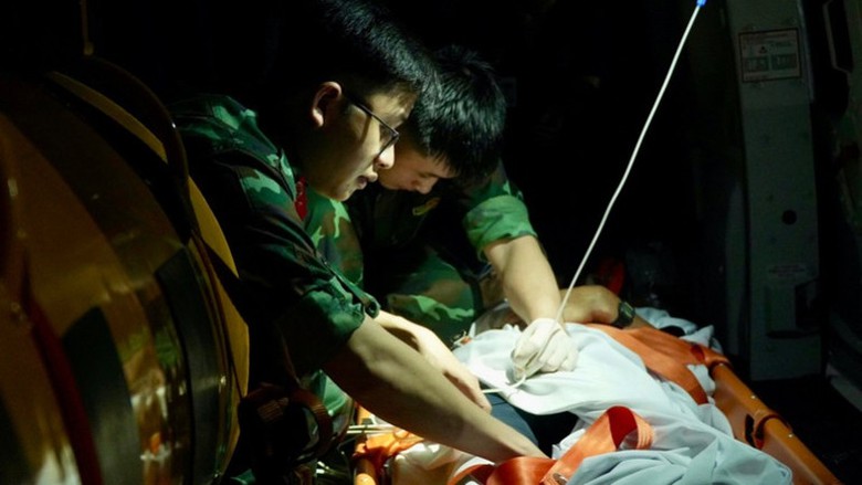 Trực thăng bay xuy&ecirc;n đ&ecirc;m đưa ngư d&acirc;n nhiễm tr&ugrave;ng ổ bụng từ Trường Sa về đất liền- Ảnh 2.