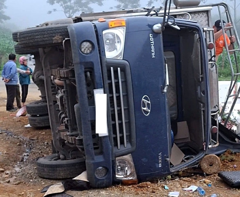 Chiếc xe tải tại hiện trường vụ tai nạn - Ảnh: Trấn Long.