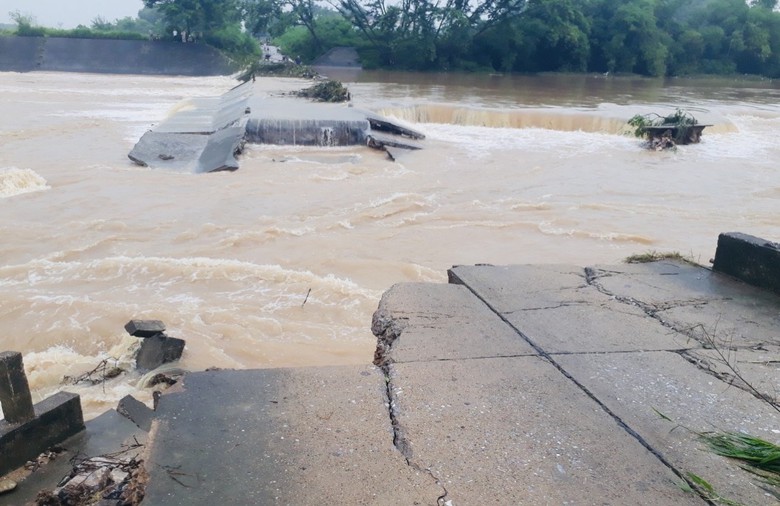 Bộ X&acirc;y dựng ra c&ocirc;ng điện y&ecirc;u cầu c&aacute;c đơn vị sẵn s&agrave;ng phương &aacute;n ứng ph&oacute; mưa lũ- Ảnh 1.