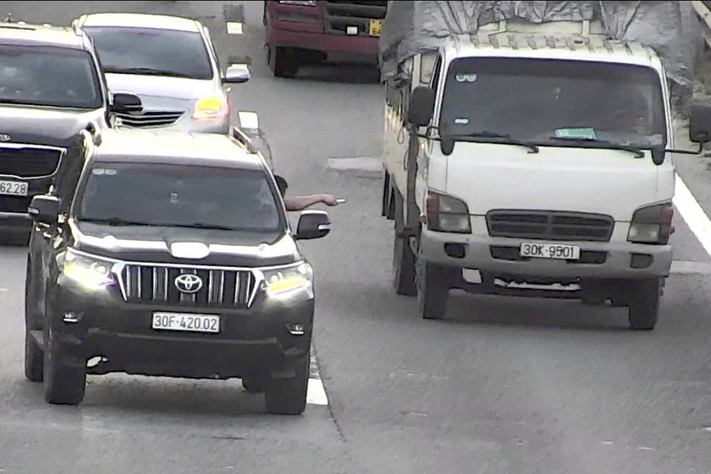 Khởi tố một chủ doanh nghiệp l&aacute;i &ocirc; t&ocirc; ch&egrave;n &eacute;p xe tải tr&ecirc;n cao tốc Nội B&agrave;i - L&agrave;o Cai- Ảnh 1.