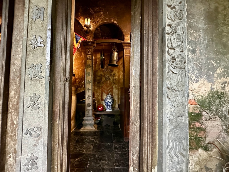 Chi&ecirc;m ngưỡng kiến tr&uacute;c đền Trần 700 năm tuổi giữa n&uacute;i rừng Tr&agrave;ng An- Ảnh 7.