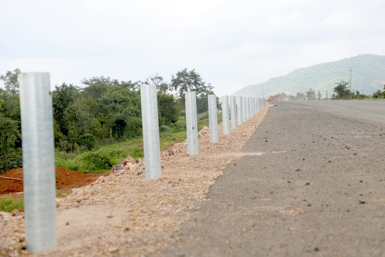 Cao tốc Kh&aacute;nh H&ograve;a - Bu&ocirc;n Ma Thuột: Bắt đầu thi c&ocirc;ng hệ thống ATGT, nỗ lực về đ&iacute;ch đ&uacute;ng hẹn- Ảnh 2.