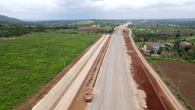 Cao tốc Kh&aacute;nh H&ograve;a - Bu&ocirc;n Ma Thuột: Bắt đầu thi c&ocirc;ng hệ thống ATGT, nỗ lực về đ&iacute;ch đ&uacute;ng hẹn- Ảnh 14.