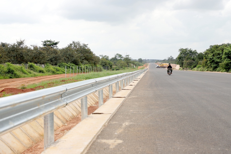 Cao tốc Kh&aacute;nh H&ograve;a - Bu&ocirc;n Ma Thuột: Bắt đầu thi c&ocirc;ng hệ thống ATGT, nỗ lực về đ&iacute;ch đ&uacute;ng hẹn- Ảnh 1.