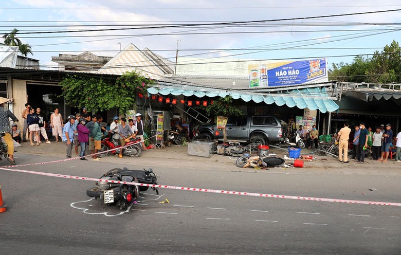 Lực lượng chức năng tiến h&agrave;nh kh&aacute;m nghiệm hiện trường. Ảnh: Trần Tuy&ecirc;n