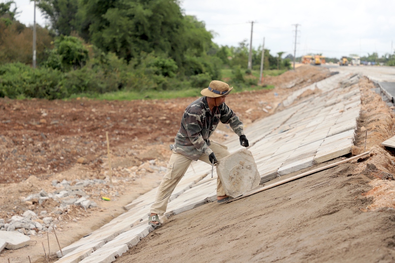 Cao tốc Kh&aacute;nh H&ograve;a - Bu&ocirc;n Ma Thuột: Bắt đầu thi c&ocirc;ng hệ thống ATGT, nỗ lực về đ&iacute;ch đ&uacute;ng hẹn- Ảnh 7.
