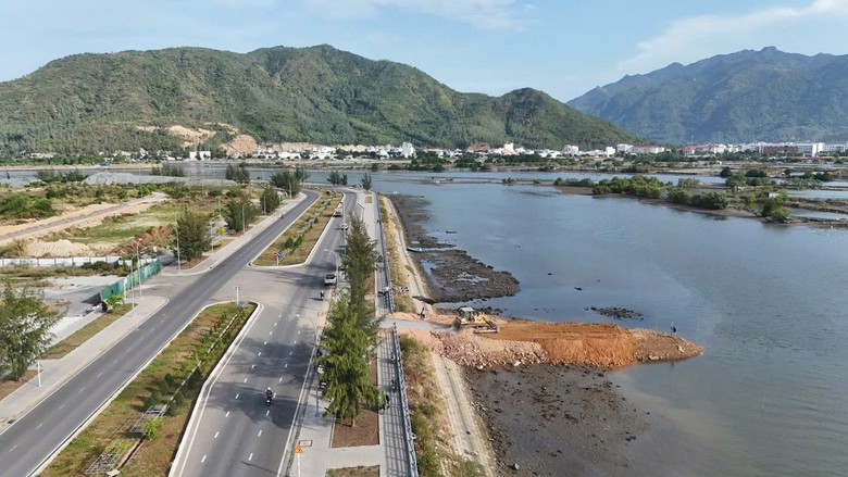 Chủ tịch UBND tỉnh Kh&aacute;nh H&ograve;a chỉ đạo kiểm tra, xử l&yacute; vụ đổ đất xuống s&ocirc;ng Qu&aacute;n Trường- Ảnh 1.