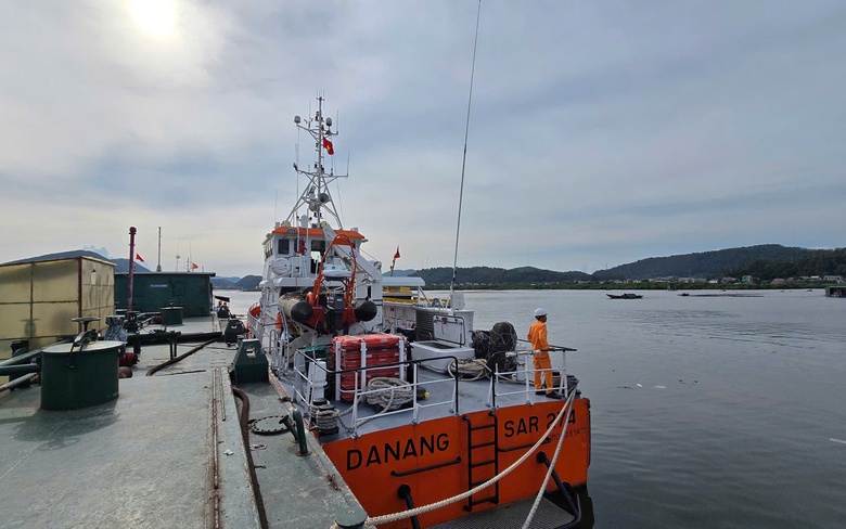 Căng m&igrave;nh ứng ph&oacute; b&atilde;o số 3, khẩn trương cứu nạn nh&acirc;n vụ lật t&agrave;u du lịch tại Quảng Ninh