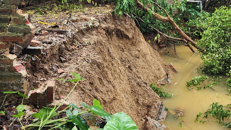 Chủ tịch tỉnh Bắc Ninh chỉ đạo khẩn trương khắc phục sự cố sạt lở đ&ecirc; s&ocirc;ng Cầu- Ảnh 3.