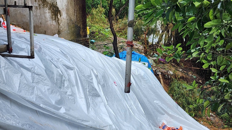 Bắc Ninh: Nhiều nhà có nguy cơ sạt lở, chính quyền khẩn cấp sơ tán người dân- Ảnh 10. Bắc Ninh: Nhiều nhà có nguy cơ sạt lở, chính quyền khẩn cấp sơ tán người dân- Ảnh 10.