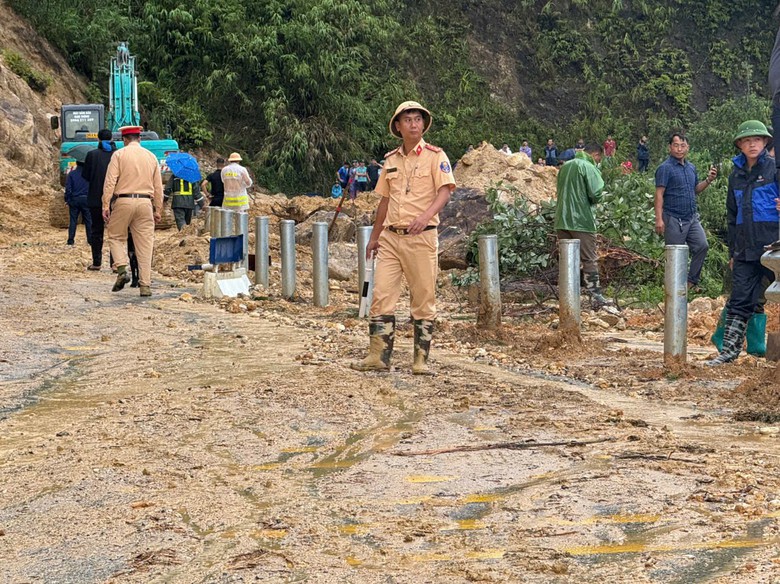 Lai Ch&acirc;u: Sạt lở ta luy dương tr&ecirc;n QL4D, một người tử vong- Ảnh 1.