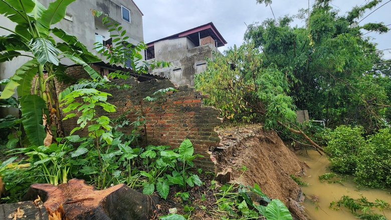 Bắc Ninh: Nhiều nhà có nguy cơ sạt lở, chính quyền khẩn cấp sơ tán người dân- Ảnh 1. Bắc Ninh: Nhiều nhà có nguy cơ sạt lở, chính quyền khẩn cấp sơ tán người dân- Ảnh 1.