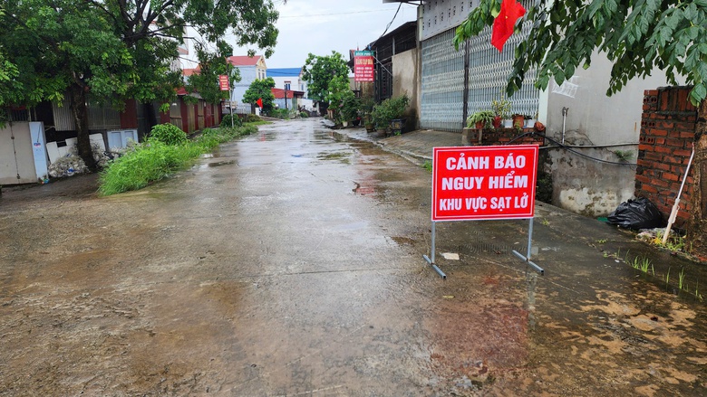 Bắc Ninh: Nhiều nhà có nguy cơ sạt lở, chính quyền khẩn cấp sơ tán người dân- Ảnh 18. Bắc Ninh: Nhiều nhà có nguy cơ sạt lở, chính quyền khẩn cấp sơ tán người dân- Ảnh 18.