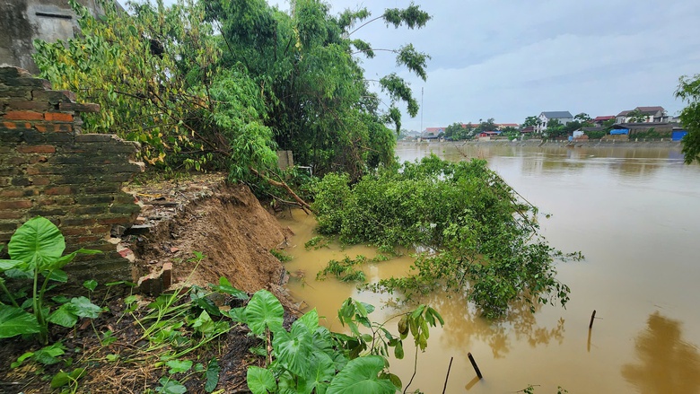 Bắc Ninh: Nhiều nhà có nguy cơ sạt lở, chính quyền khẩn cấp sơ tán người dân- Ảnh 20. Bắc Ninh: Nhiều nhà có nguy cơ sạt lở, chính quyền khẩn cấp sơ tán người dân- Ảnh 20.