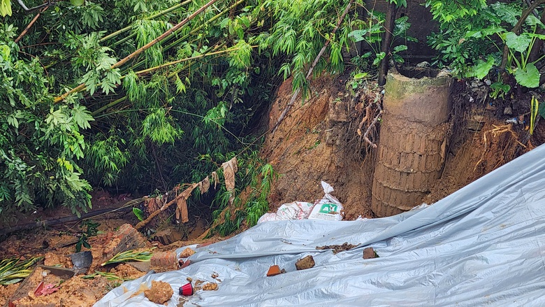 Bắc Ninh: Nhiều nhà có nguy cơ sạt lở, chính quyền khẩn cấp sơ tán người dân- Ảnh 22. Bắc Ninh: Nhiều nhà có nguy cơ sạt lở, chính quyền khẩn cấp sơ tán người dân- Ảnh 22.