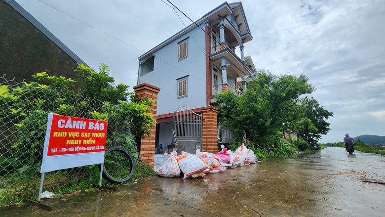 Bắc Ninh: Nhiều nhà có nguy cơ sạt lở, chính quyền khẩn cấp sơ tán người dân- Ảnh 3. Bắc Ninh: Nhiều nhà có nguy cơ sạt lở, chính quyền khẩn cấp sơ tán người dân- Ảnh 3.