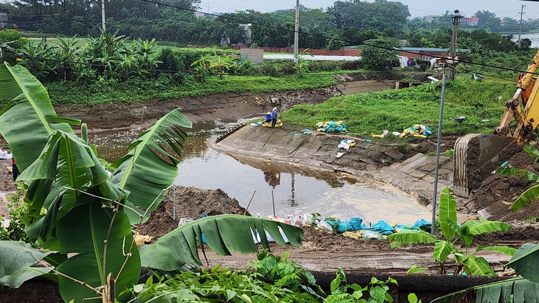 Bắc Ninh: Nhiều nhà có nguy cơ sạt lở, chính quyền khẩn cấp sơ tán người dân- Ảnh 24. Bắc Ninh: Nhiều nhà có nguy cơ sạt lở, chính quyền khẩn cấp sơ tán người dân- Ảnh 24.