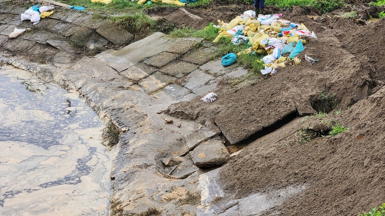 Bắc Ninh: Nhiều nhà có nguy cơ sạt lở, chính quyền khẩn cấp sơ tán người dân- Ảnh 27. Bắc Ninh: Nhiều nhà có nguy cơ sạt lở, chính quyền khẩn cấp sơ tán người dân- Ảnh 27.