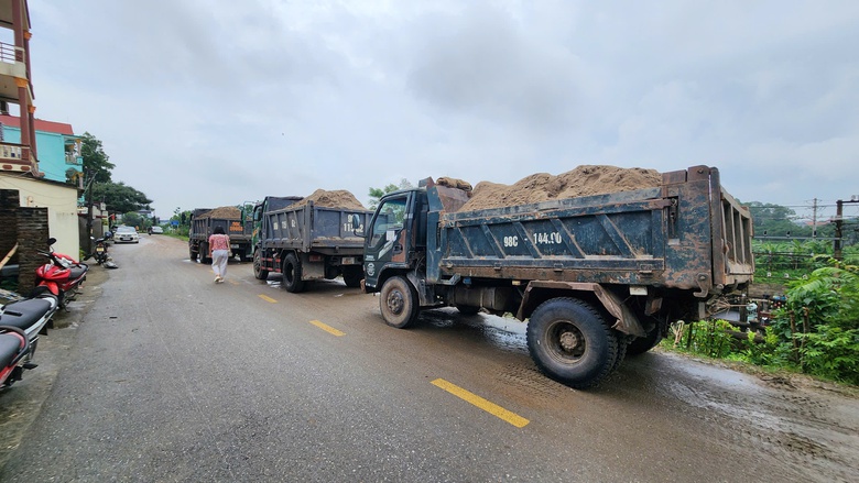Bắc Ninh: Nhiều nhà có nguy cơ sạt lở, chính quyền khẩn cấp sơ tán người dân- Ảnh 28. Bắc Ninh: Nhiều nhà có nguy cơ sạt lở, chính quyền khẩn cấp sơ tán người dân- Ảnh 28.