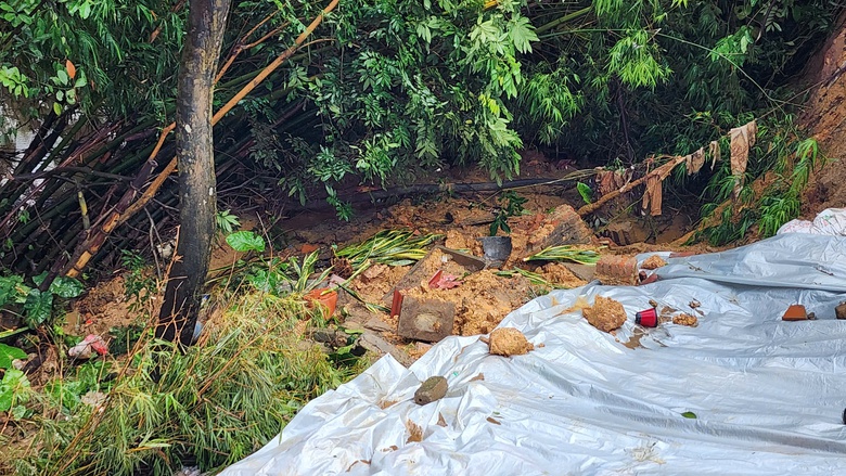 Bắc Ninh: Nhiều nhà có nguy cơ sạt lở, chính quyền khẩn cấp sơ tán người dân- Ảnh 5. Bắc Ninh: Nhiều nhà có nguy cơ sạt lở, chính quyền khẩn cấp sơ tán người dân- Ảnh 5.