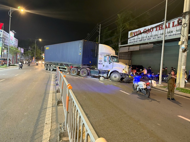 T&ocirc;ng n&aacute;t dải ph&acirc;n c&aacute;ch, container nằm chắn ngang đường khiến giao th&ocirc;ng &ugrave;n ứ- Ảnh 1.