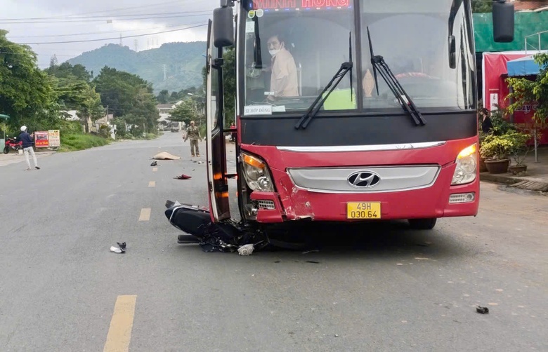 Xe kh&aacute;ch vượt ẩu khi đường tắc v&agrave; t&ocirc;ng v&agrave;o xe m&aacute;y, nam sinh tử vong- Ảnh 1.