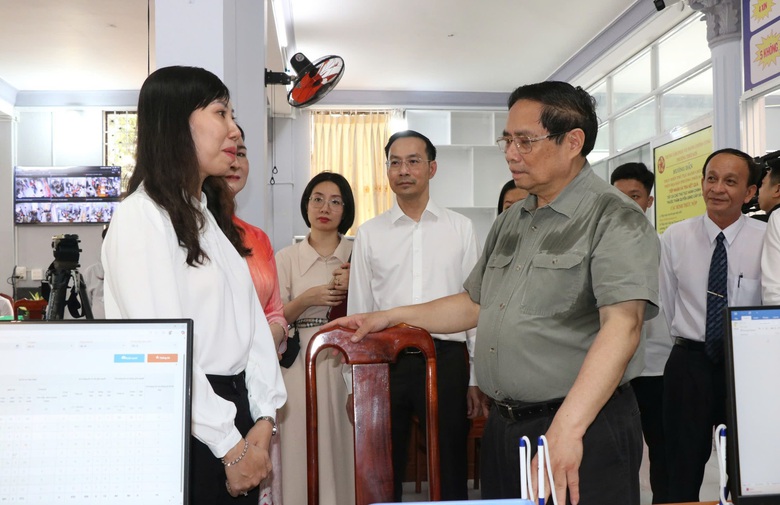 Thủ tướng Phạm Minh Ch&iacute;nh kiểm tra hoạt động ch&iacute;nh quyền hai cấp tại An Giang- Ảnh 3.