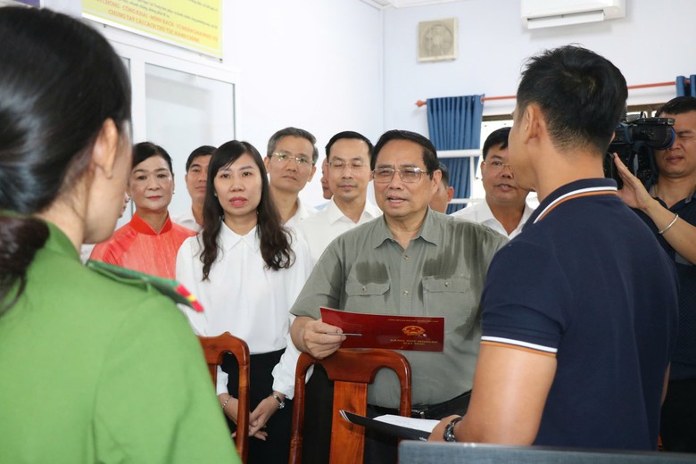 Thủ tướng Phạm Minh Ch&iacute;nh kiểm tra hoạt động ch&iacute;nh quyền hai cấp tại An Giang- Ảnh 1.