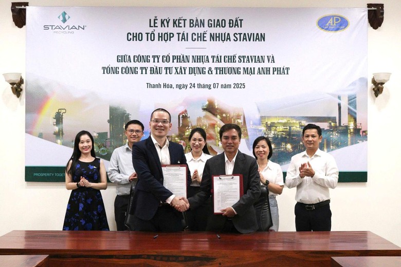 Thanh H&oacute;a cấp chứng nhận đăng k&yacute; đầu tư dự &aacute;n Tổ hợp t&aacute;i chế nhựa Stavian tại KKT Nghi Sơn- Ảnh 2.