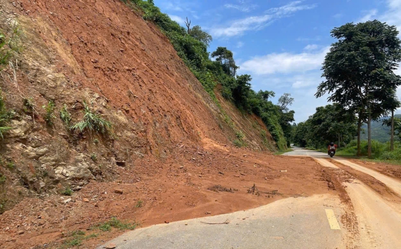 Cả nước hiện c&ograve;n gần 200 điểm bị &aacute;ch tắc do sạt lở, sụt trượt do ảnh hưởng b&atilde;o số 3- Ảnh 1.