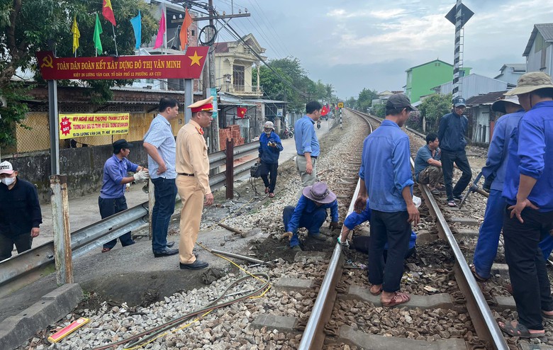 Huế: R&agrave;o đ&oacute;ng c&aacute;c lối đi &ldquo;tử thần&rdquo; băng ngang đường sắt Bắc - Nam- Ảnh 1.