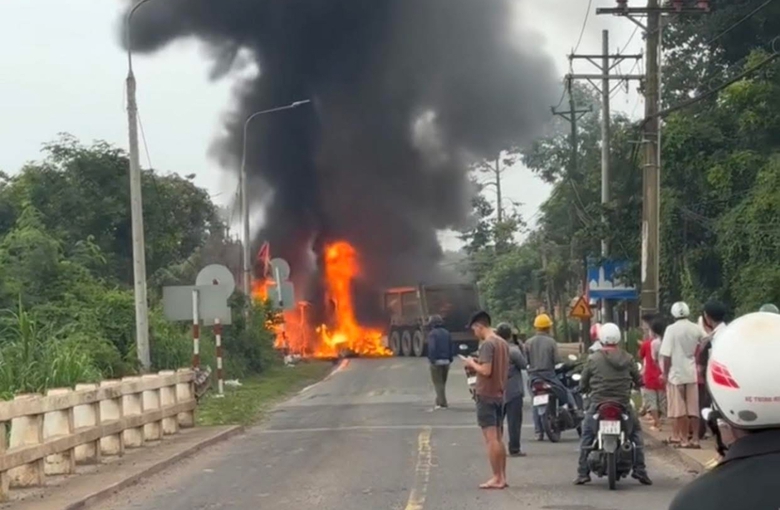 Đồng Nai: Hai xe đầu k&eacute;o bốc ch&aacute;y dữ dội sau va chạm tr&ecirc;n đường tỉnh 769- Ảnh 1.