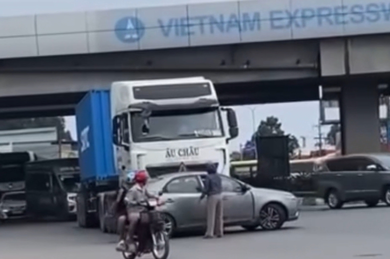 X&aacute;c minh vụ xe container đẩy &ocirc; t&ocirc; 5 chỗ gần 100m tr&ecirc;n QL51- Ảnh 1.