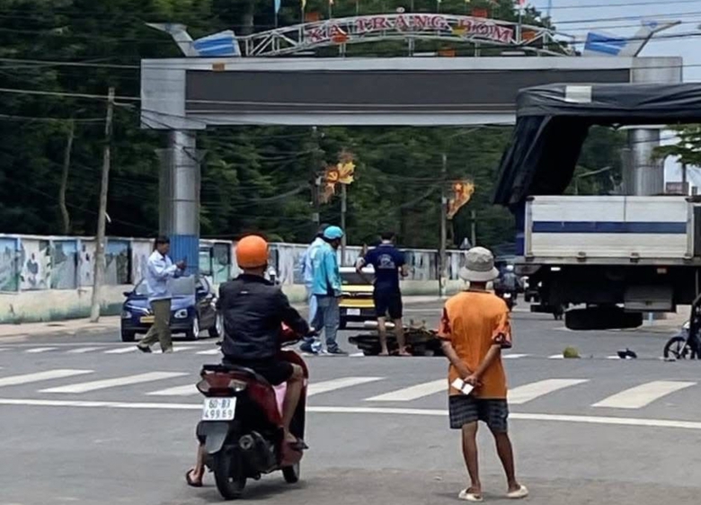 Xe tải v&agrave; xe m&aacute;y va chạm tr&ecirc;n QL1, nam thanh ni&ecirc;n tử vong tại chỗ- Ảnh 1.